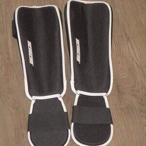 Revgear Black Youth Shin Guards Size Large Straps Good Pre Owned Condition
